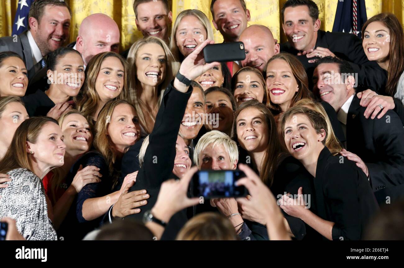 US-Präsident Barack Obama posiert für ein Selfie, das der altgediente Star-Spieler Abby Wambach während einer Veranstaltung zu Ehren des Sieges der US-amerikanischen Fußballnationalmannschaft der Frauen bei der FIFA Frauen-Weltmeisterschaft 2015 im Weißen Haus in Washington am 27. Oktober 2015 aufgenommen hat. REUTERS/Kevin Lamarque Stockfoto