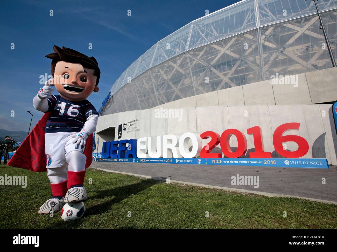 Der Offizielle Mascot Super Victor Fur Die Kommende Fussball Europameisterschaft 16 Posiert Vor Dem Uefa Euro 16 Logo Im Allianz Riviera Stadion In Nizza Frankreich 8 Oktober 15 Frankreich Wird Gastgeber Der Europameisterschaft