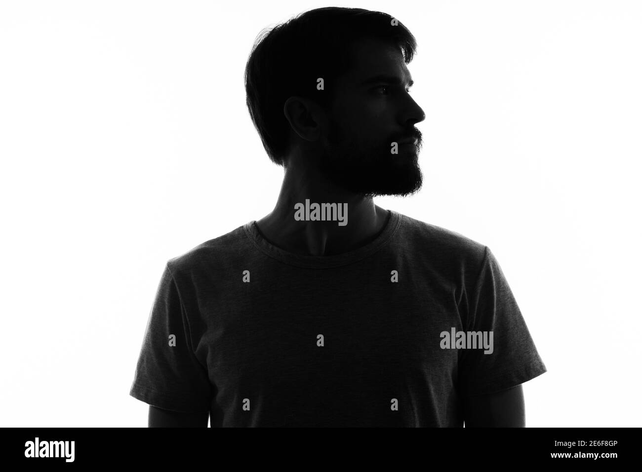 Porträt eines Mannes dunkle Silhouette auf einem hellen Hintergrund Beschnittene Ansicht Kopierbereich Stockfoto