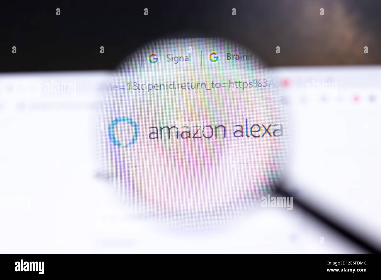 Sankt Petersburg, Russland - 28. Januar 2021: Amazon Alexa Website-Seite mit Logo close-up, illustrative Editorial Stockfoto