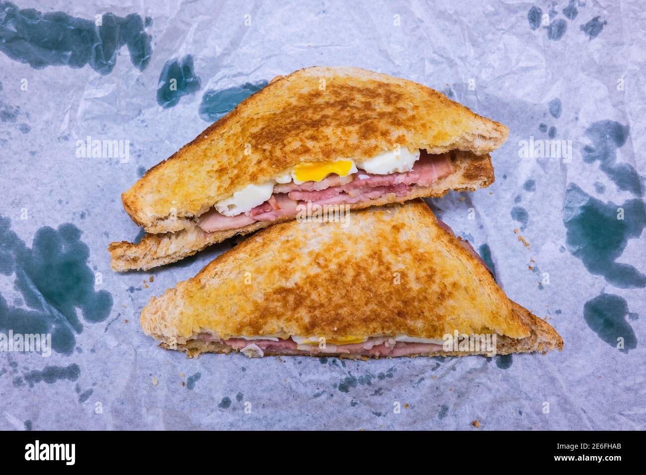 Gebratene Sandwiches mit Speck und Eiern Stockfoto