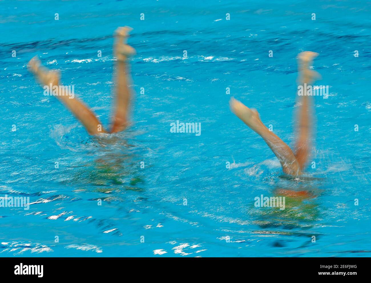 Schwimmen- Schwimmeuropameisterschaften- London, Großbritannien, 13/5/2016. Die Italiener Linda Cerruti und Costanza Ferro treten beim technischen Finale des synchronen Schwimmduetts gegeneinander an. REUTERS/Andrew Boyers Stockfoto