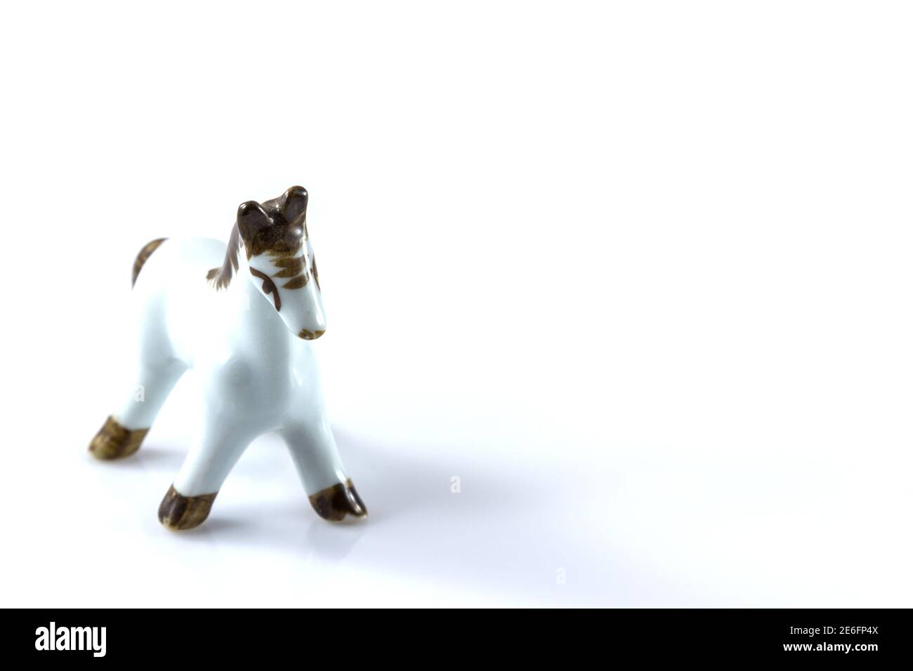 Weiße Keramikfigur eines Pferdes auf weißem Hintergrund Stockfoto