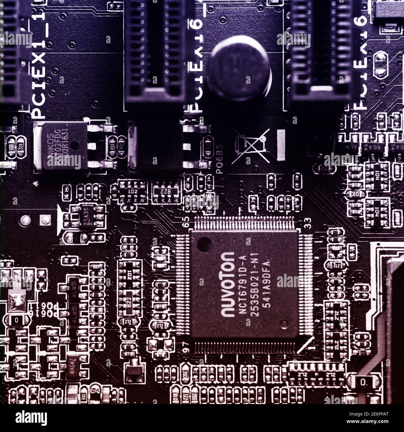 Gifhorn, Deutschland, 16. Januar 2021: Nahaufnahme eines Mainboards mit Hauptprozessor und CPU der Rechenmaschine. Stockfoto