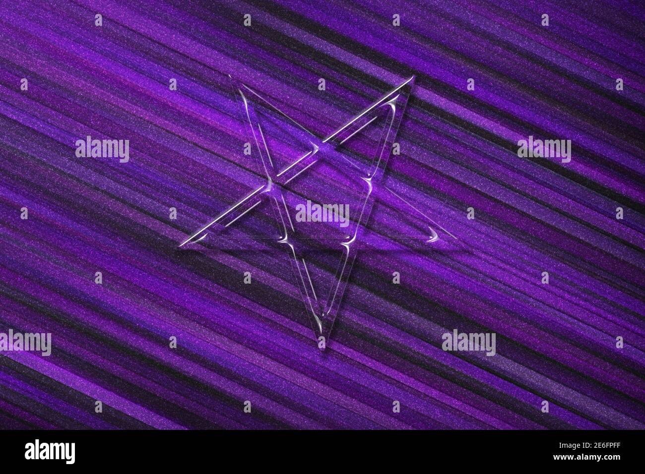 Umgekehrtes Pentagramm-Symbol, satanisches Zeichen, violetter Hintergrund Stockfoto