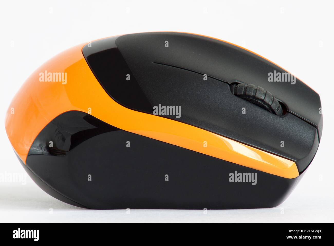 Moderne drahtlose Computermaus auf weißem Hintergrund isoliert. Nahaufnahme. Stockfoto