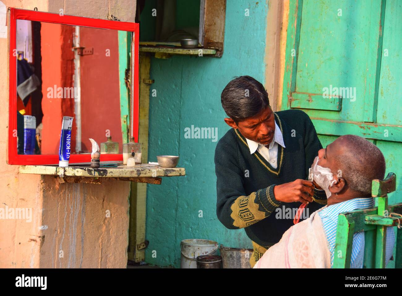 Indische Barbier, Ghats, Varanasi, Indien Stockfoto