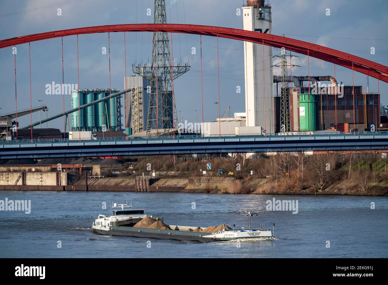 Brücke der Solidarität, Straßenbrücke zwischen den Landkreisen Rheinhausen und Hochfeld, über den Rhein, in Duisburg, NRW, Deutschland Stockfoto