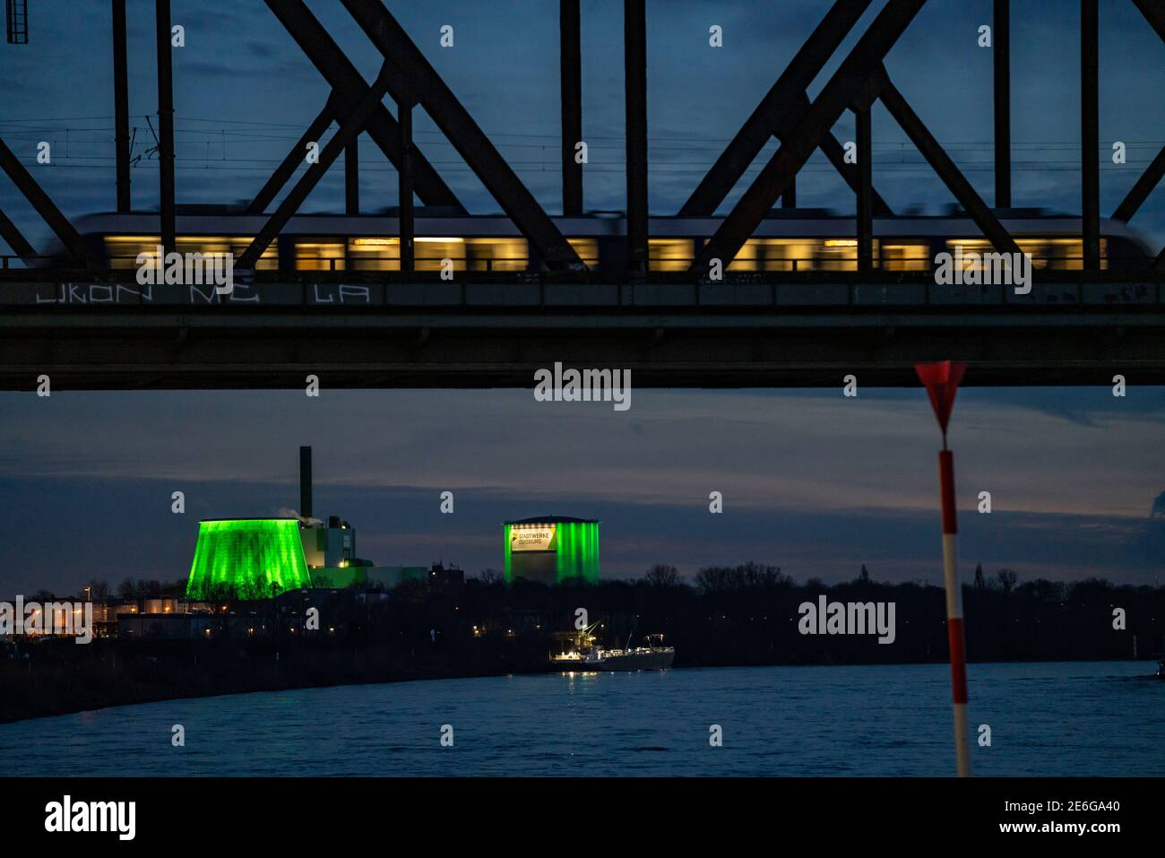 Die Eisenbahnbrücke Duisburg-Hochfeld zwischen den Landkreisen Rheinhausen und Hochfeld, über den Rhein, in Duisburg, verbindet das Ruhrgebiet mit dem Stockfoto