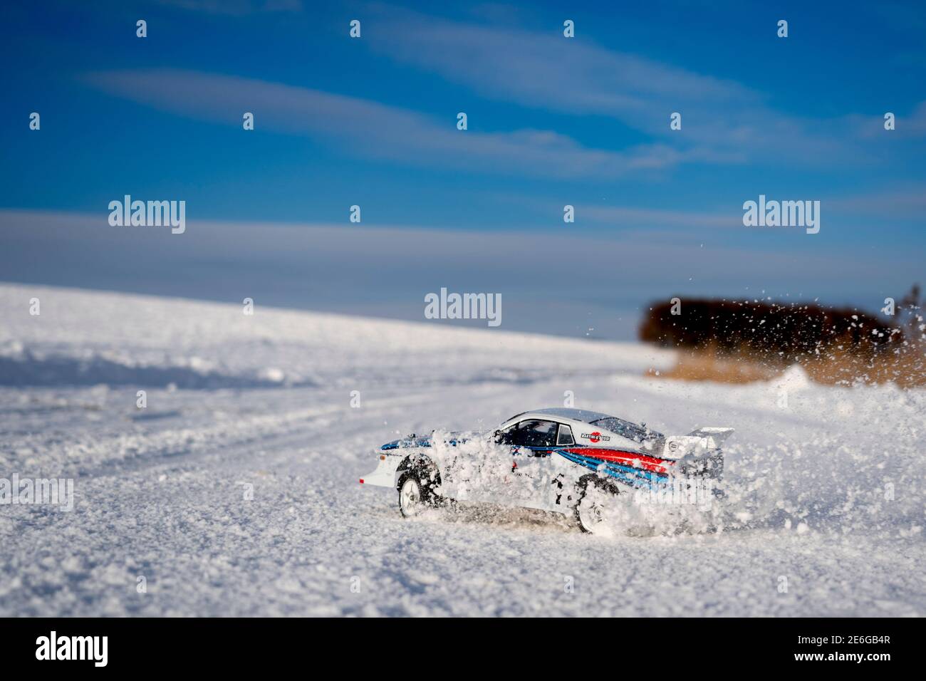 RC Auto Lancia Delta Integrale im Schnee zu fahren ist ein großer Spaß. Spiel für Kinder und Erwachsene. Renntraining in Zlin, Tschechische Republik, 16. Januar 202 Stockfoto