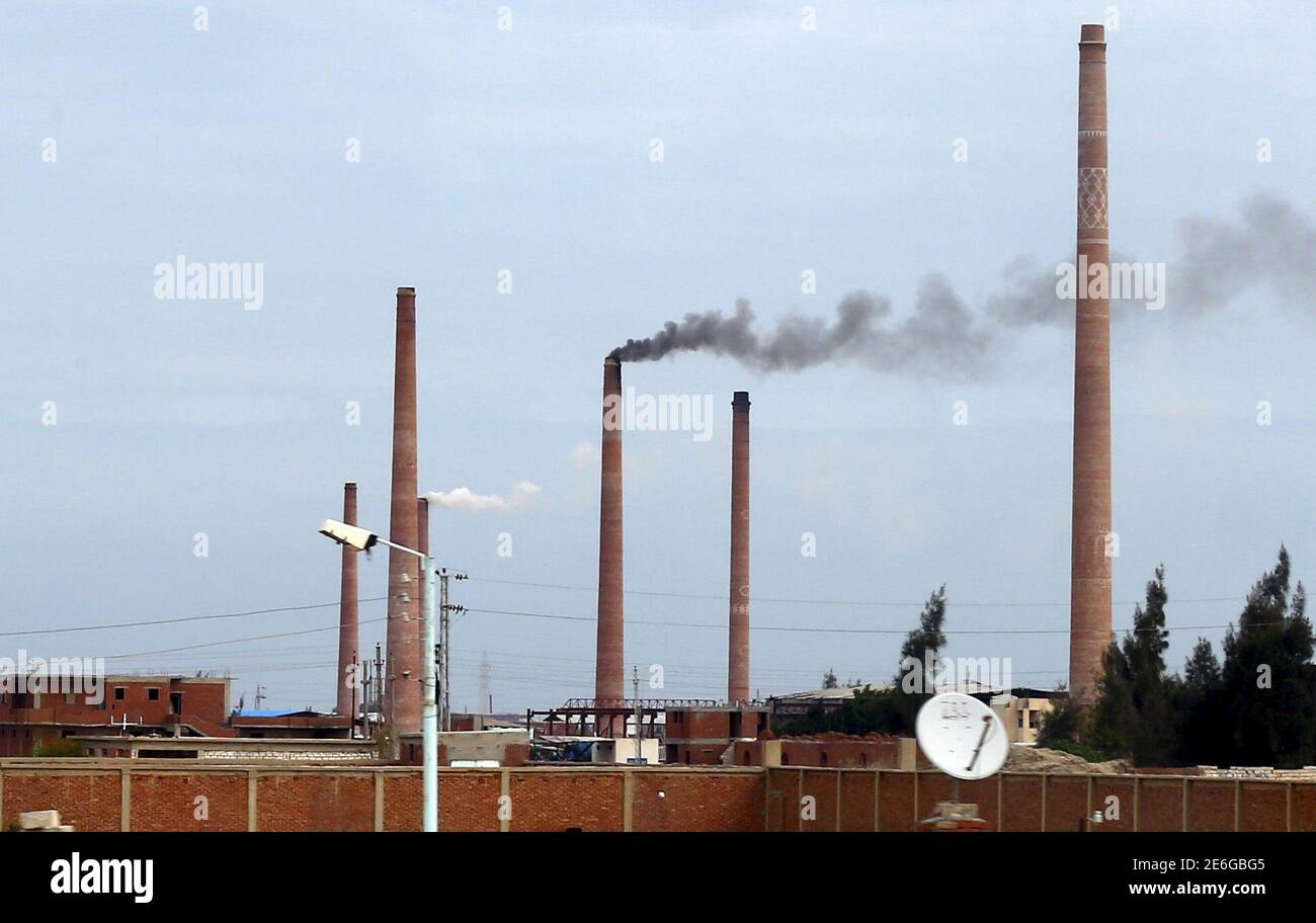 Rauch Steigt Aus Einem Schornstein Stockfotos Und Bilder Kaufen Alamy