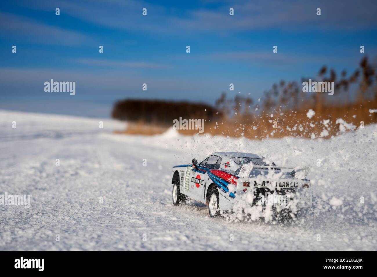 RC Auto Lancia Delta Integrale im Schnee zu fahren ist ein großer Spaß. Spiel für Kinder und Erwachsene. Renntraining in Zlin, Tschechische Republik, 16. Januar 202 Stockfoto