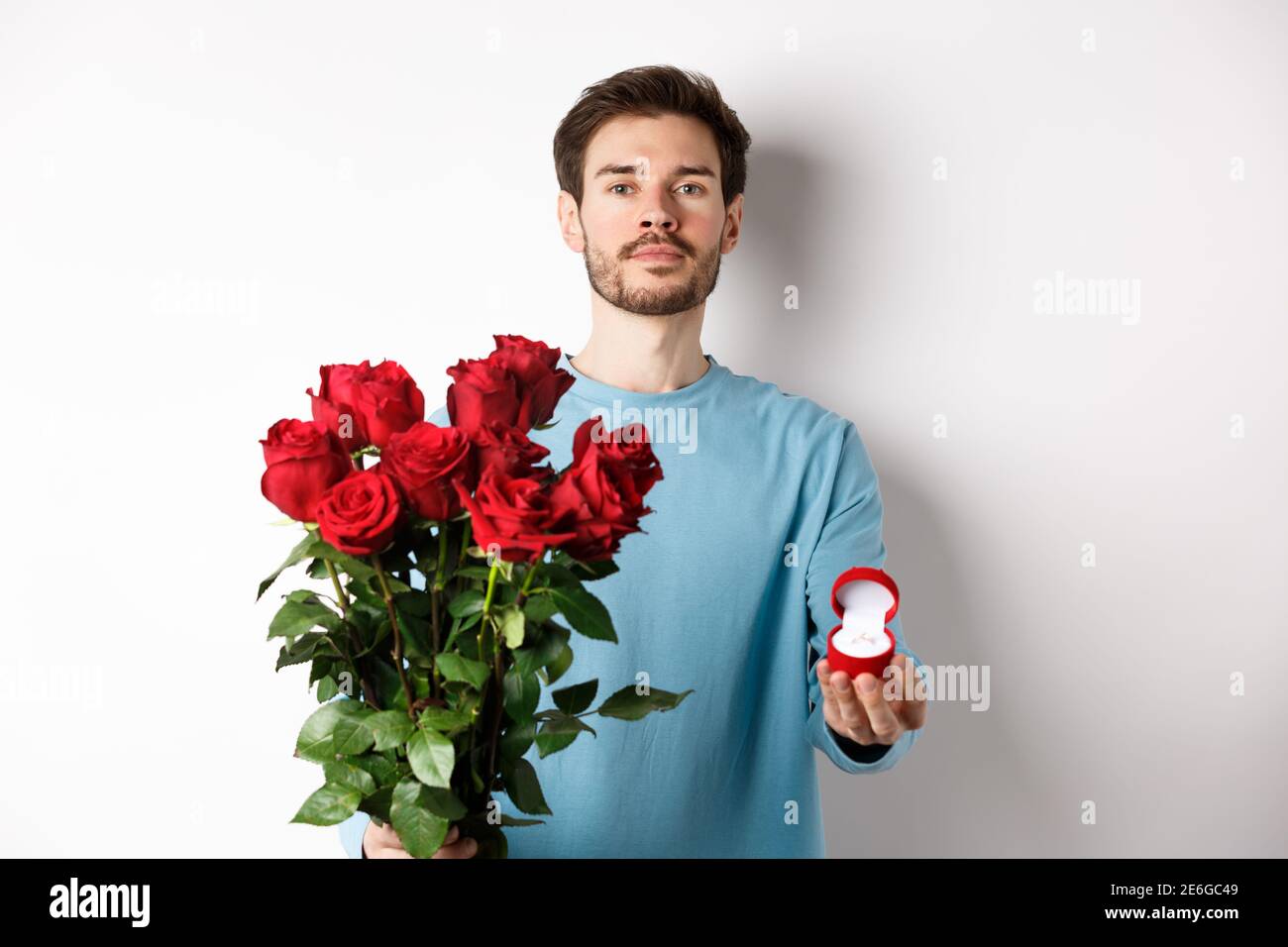 Valentines und Beziehung. Romantischer Mann Freund hält rote Rosen und  zeigt Verlobungsring, einen Vorschlag für Liebhaber Tag, über stehen  Stockfotografie - Alamy