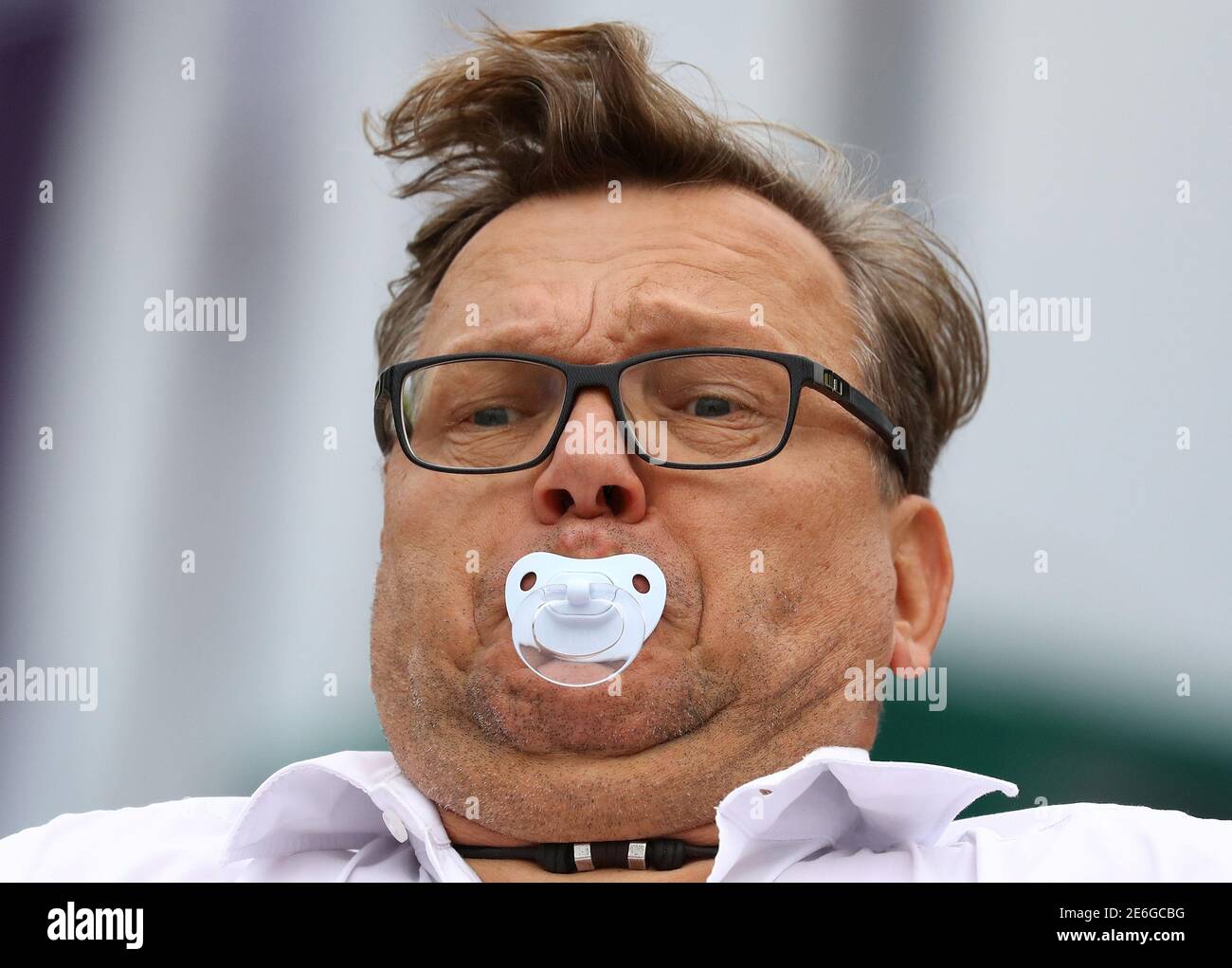 Frank Stechno beteiligt sich das Herren Finale der den Schnuller spucken  World Championship in Nidderau bei Frankfurt, 17. September 2016.  REUTERS/Kai Pfaffenbach Stockfotografie - Alamy