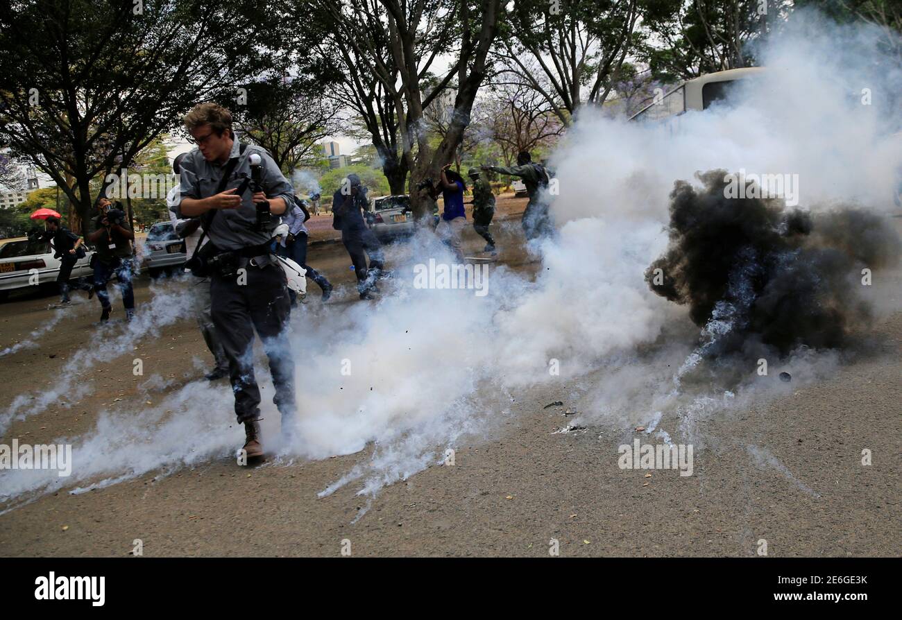A Tränengas Kanister feuert gegenüber Journalisten, die über Anti-Korruptions-Ptotest gegen das Transplantat und Missbrauch von Geldern im öffentlichen Gesundheitswesen, während einer Demonstration in Kenias Hauptstadt Nairobi, 3. November 2016. REUTERS/Thomas Mukoya TPX Bilder des Tages Stockfoto