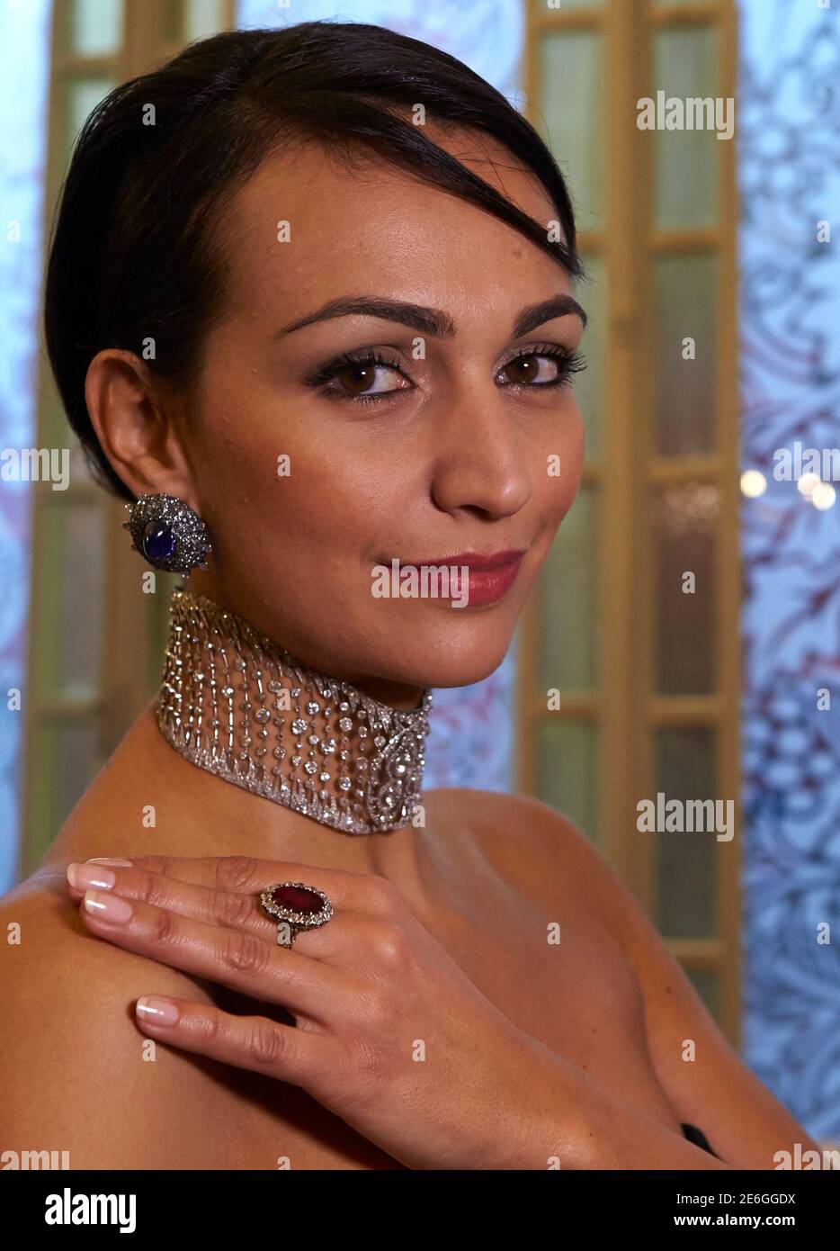 Ein Modell posiert mit einem Rubinring aus Taubenblut, einem Choker und  einem Paar Ohrclips mit Saphiren und Diamanten in Sothebys Auktionshaus in  Genf, Schweiz 4. November 2015. Der Rubin, der 8.48 Karat