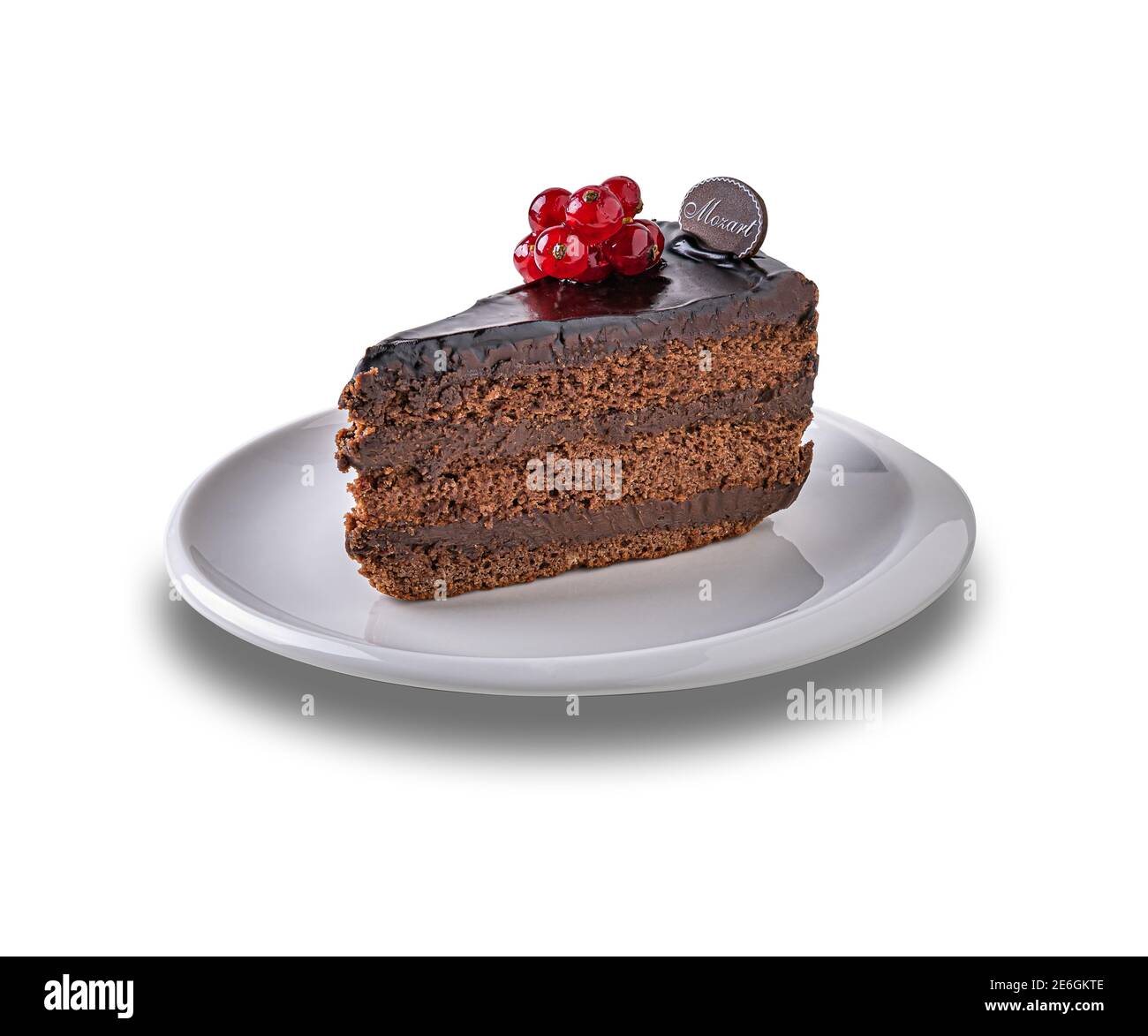 Ein Stuck Dunkler Schokoladenkuchen Namens Mozart Mit Glasierten Roten Johannisbeeren Auf Weissem Porzellanteller Verziert Stuck Kuchen Auf Teller Wird Auf W Isoliert Stockfotografie Alamy