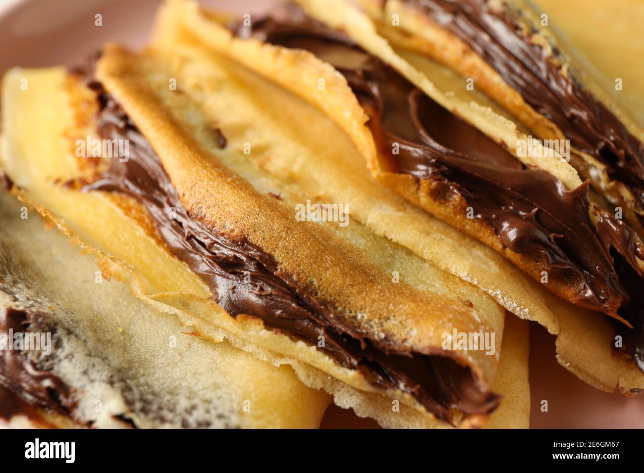 Leckere Crepes mit Schokoladenpaste, Nahaufnahme Stockfoto