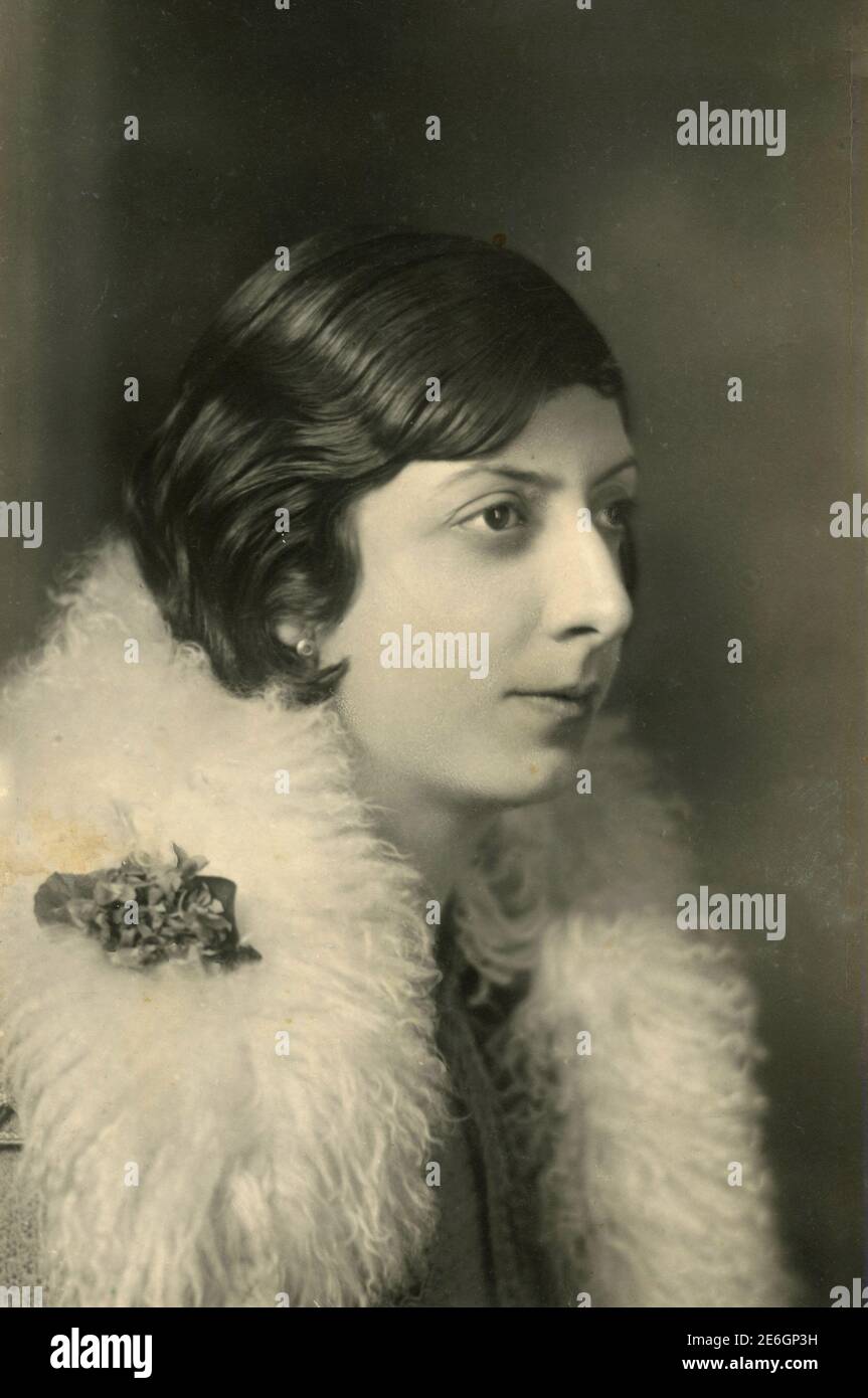 Porträt einer jungen Frau mit prominenter Nase und Pelzhals, Italien 1920s Stockfoto
