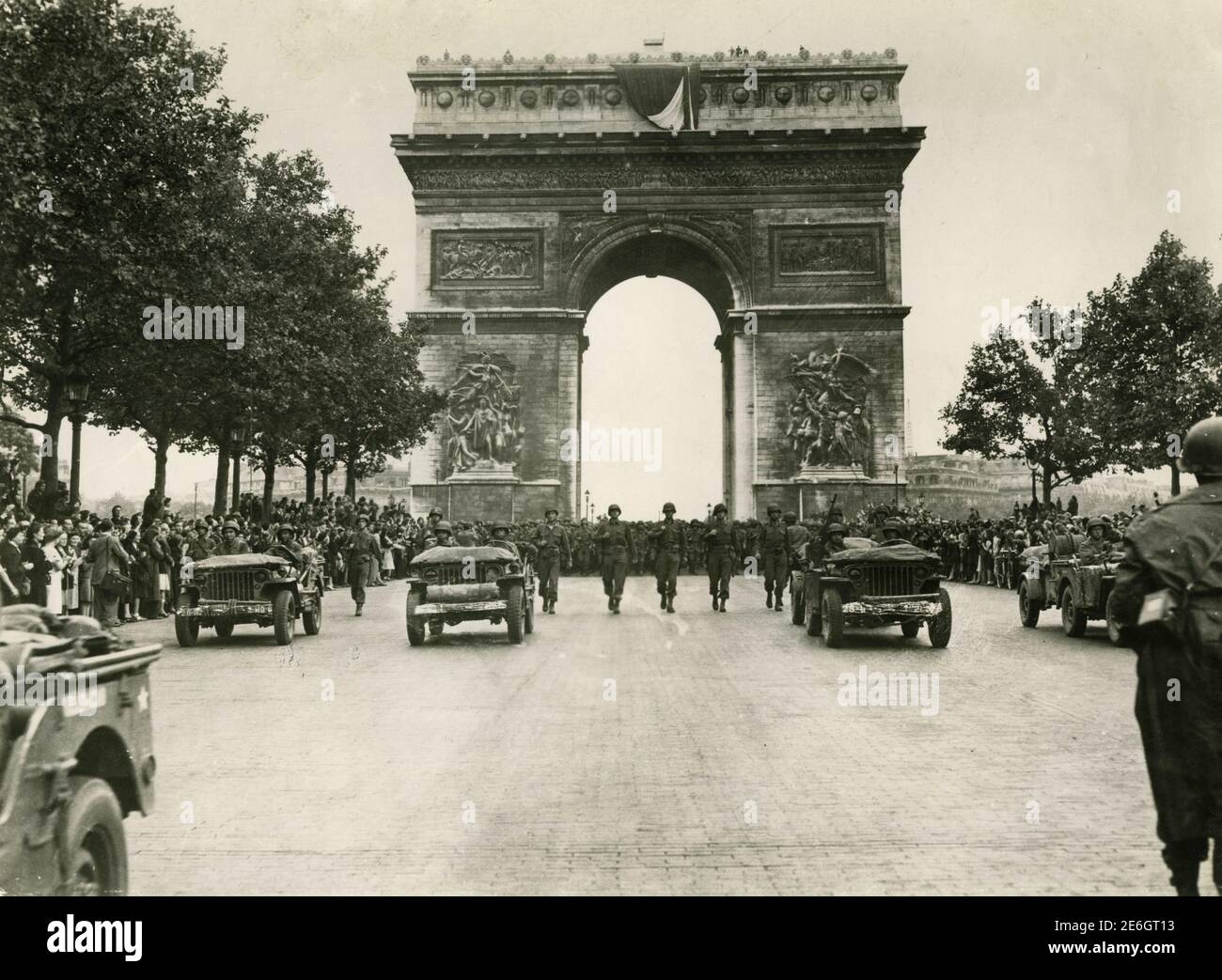 Befreiung Frankreichs: US 2nd Panzerte Division Truppen und Fahrzeuge, die durch den Arc de Triomphe, Paris 1944 Stockfoto