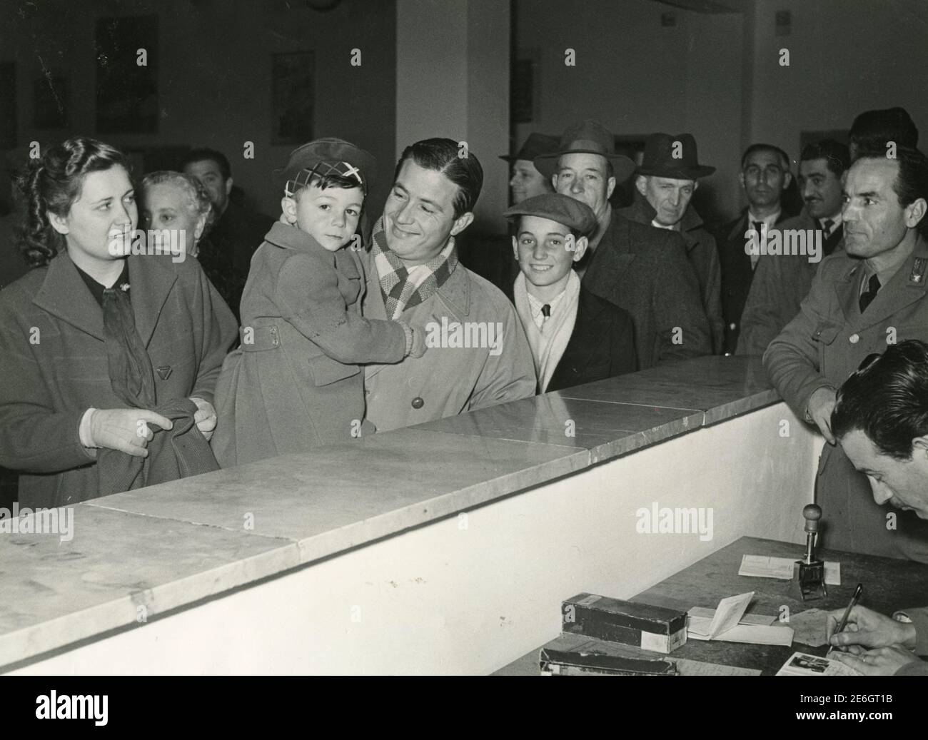 Die Leute versammelten sich aus einem bürokratischen Grund, Italien 1950s Stockfoto