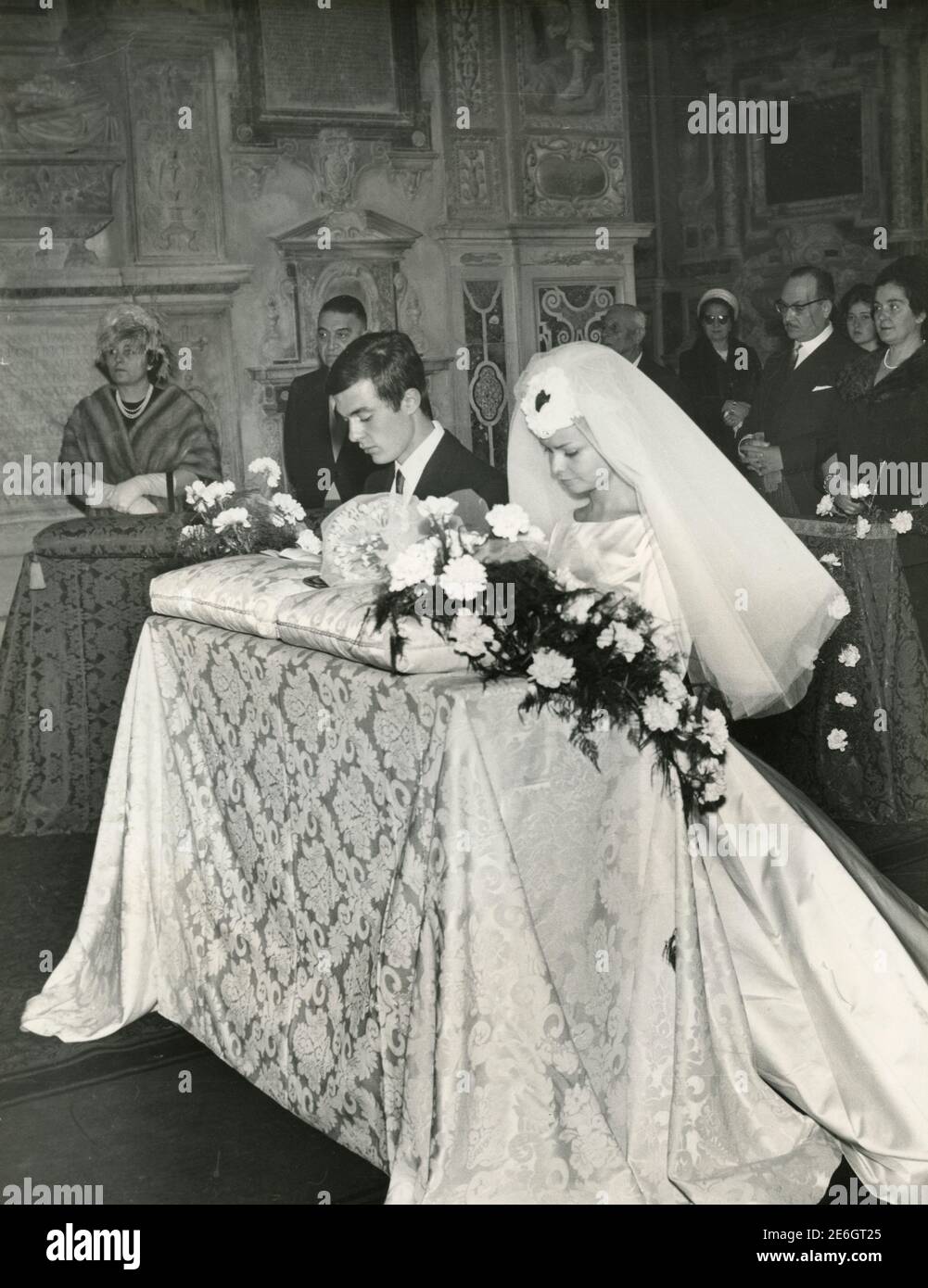 Braut und Bräutigam im entscheidenden Moment der Kirchenhochzeit, Italien 1950s Stockfoto