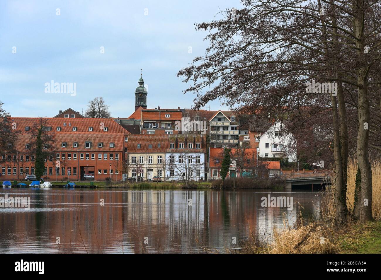 Seeufer mit Häusern und dem Turm der St. Petri Kirche in Ratzeburg, einer wunderschön gelegenen Kleinstadt in Norddeutschland, Kopierraum Stockfoto