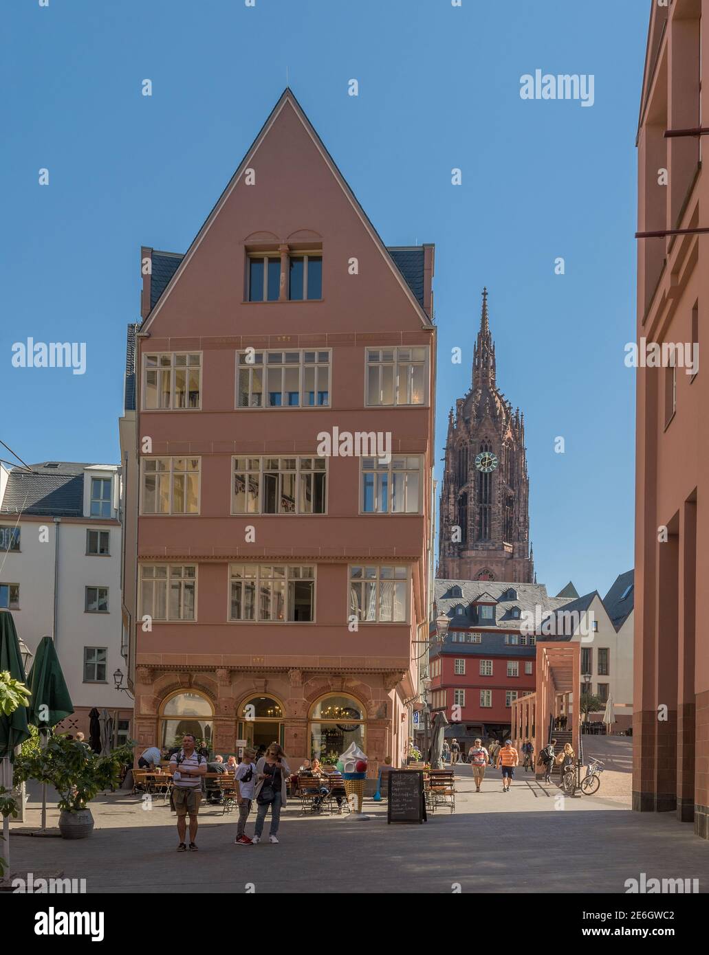 Unbekannte in der rekonstruierten Altstadt mit Dom, Frankfurt, Deutschland Stockfoto