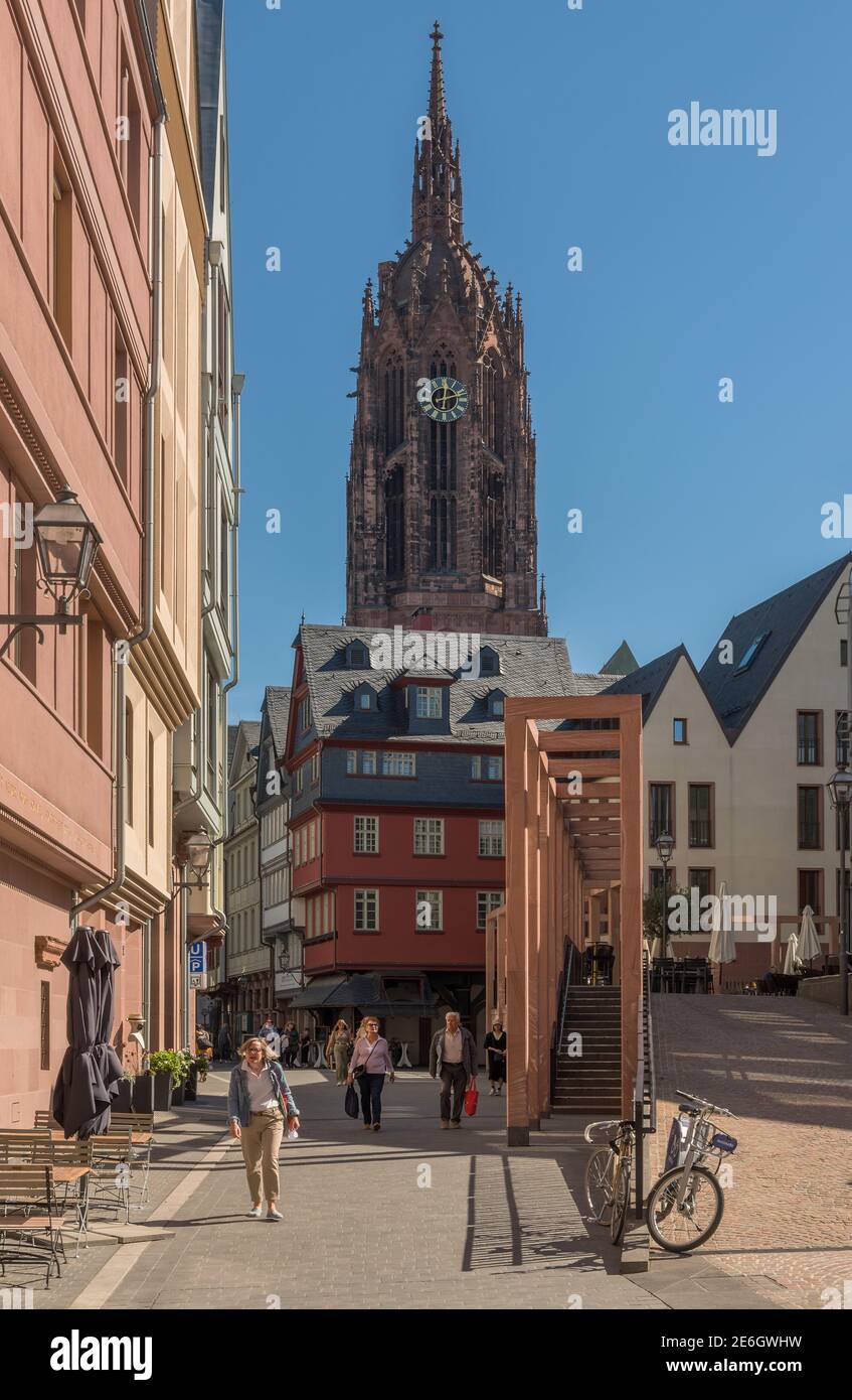Unbekannte in der rekonstruierten Altstadt mit Dom, Frankfurt, Deutschland Stockfoto