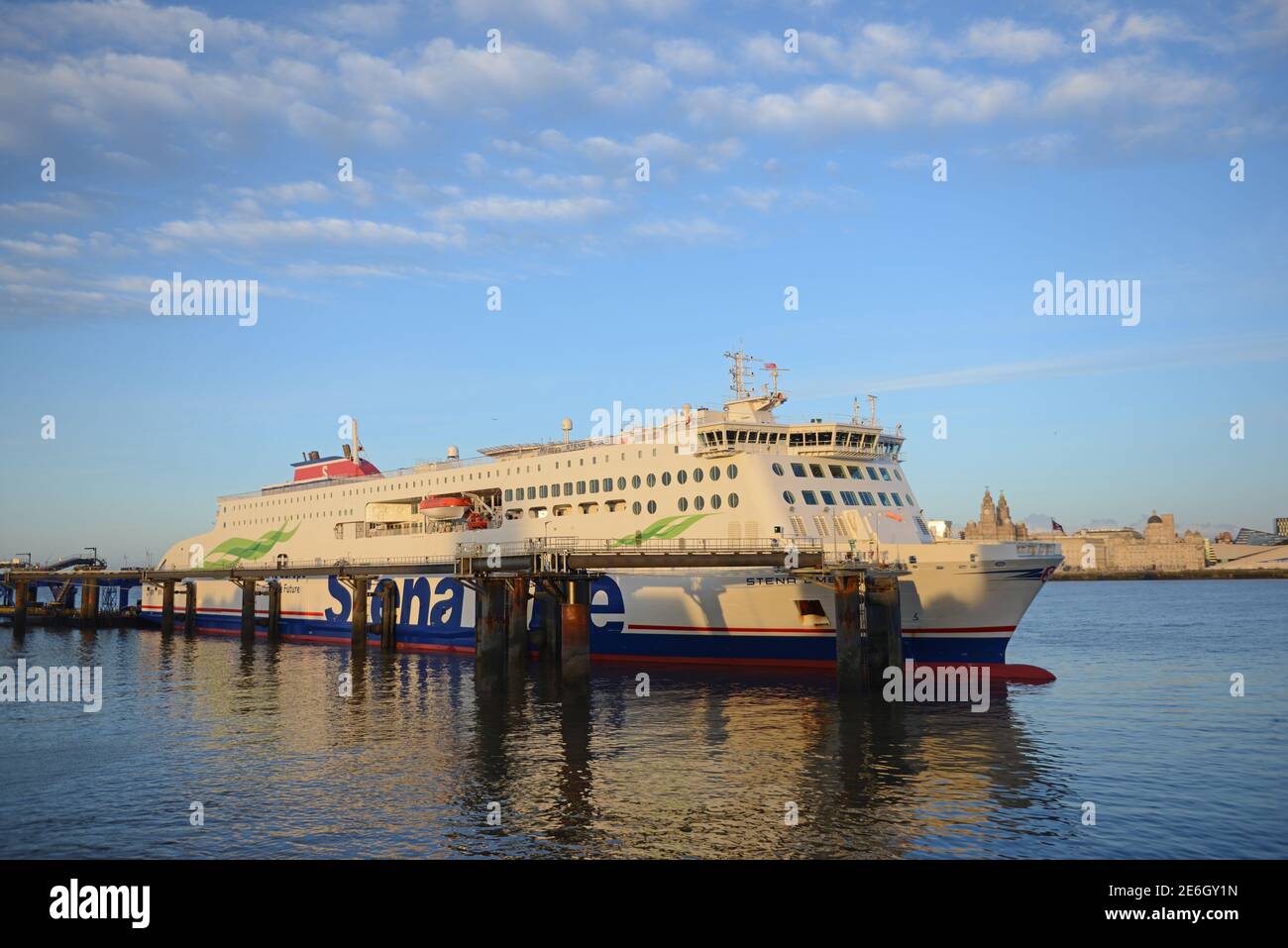 STENA EMBLA sonnt sich am Montag, den 25. JANUAR 2021 bei Sonnenschein am späten Nachmittag und wartet auf ihre erste Reise zwischen Birkenhead und Belfast zur STENA LINE Stockfoto