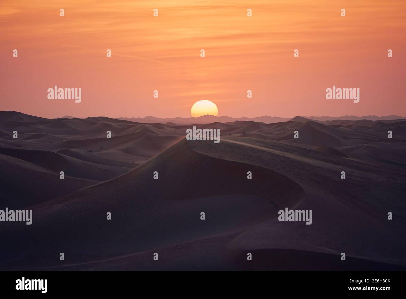 Sanddünen in Wüstenlandschaft bei schönem Sonnenuntergang. Abu Dhabi, Vereinigte Arabische Emirate Stockfoto