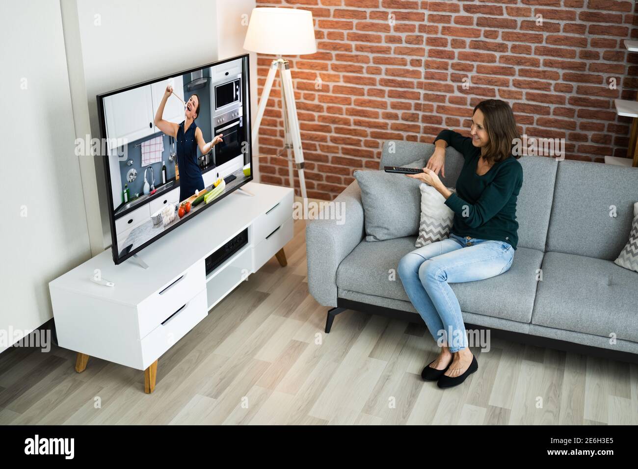 Fernsehen Film sitzen auf dem Sofa im Haus Stockfoto