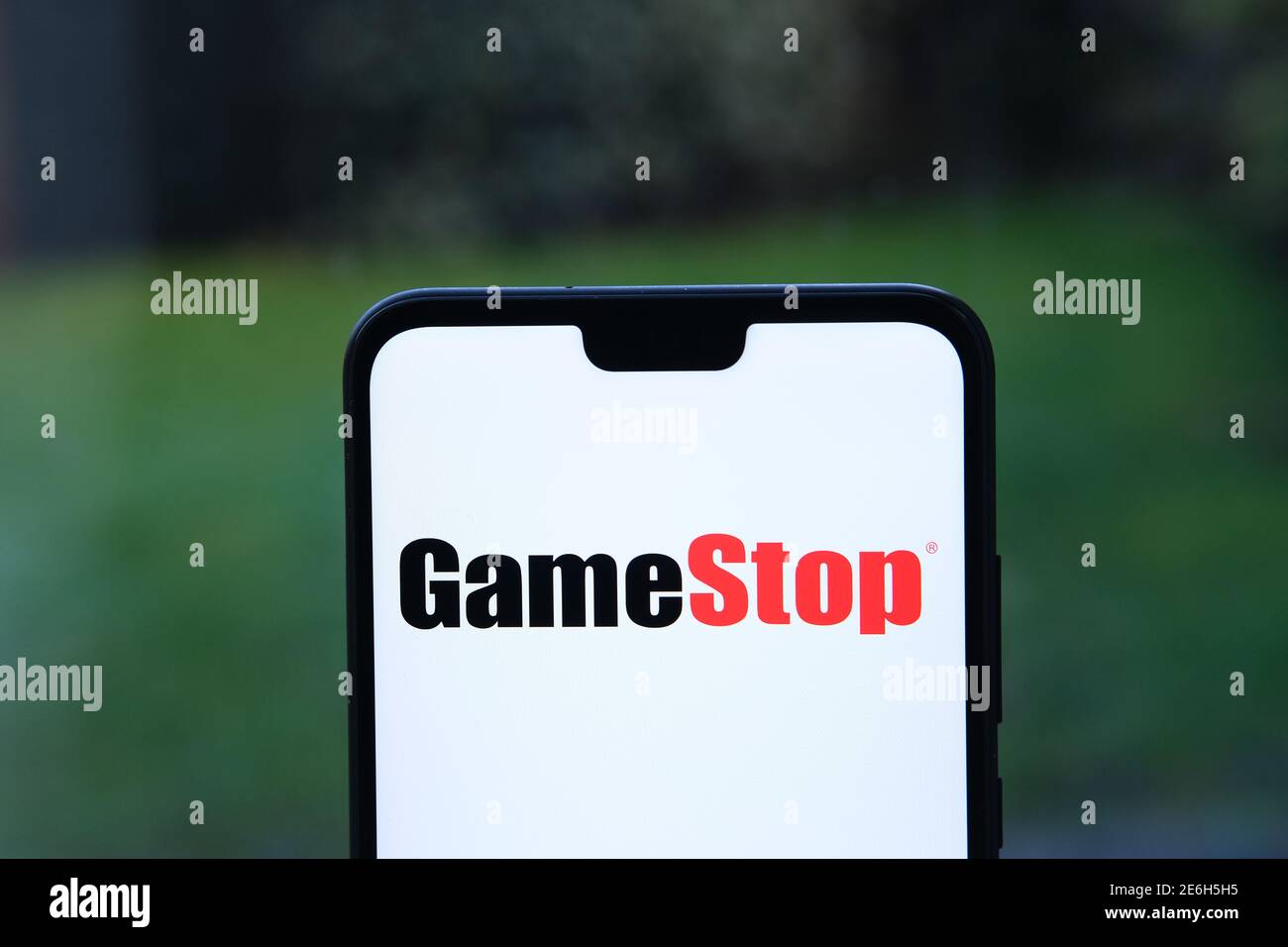 GameStock-Logo auf dem Smartphone-Bildschirm und verschwommener Hintergrund. Stafford, Vereinigtes Königreich - Januar 27 2021 Stockfoto