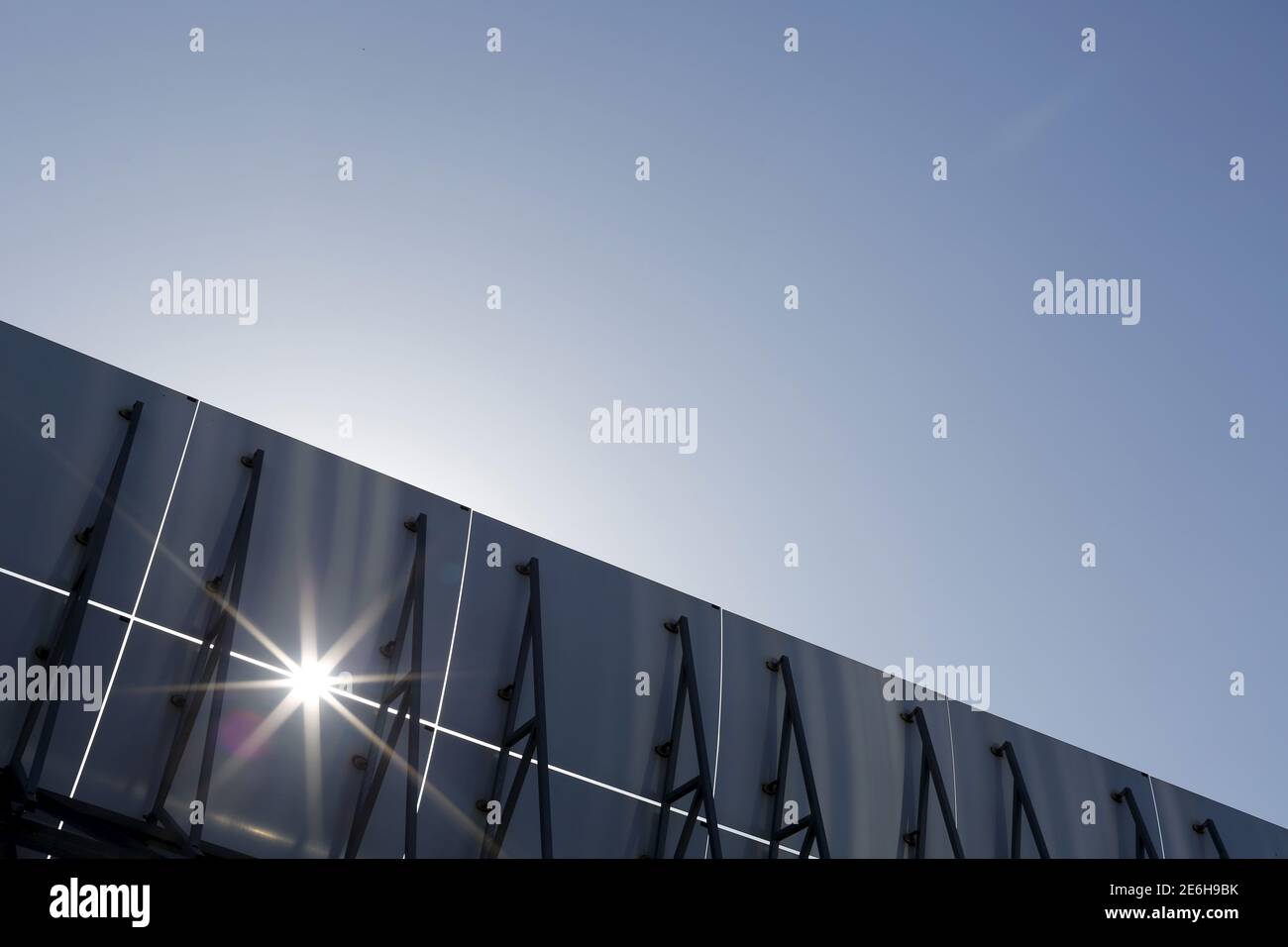 Die Sonne scheint durch Reflektorpaneele einer Solarkollektoranlage im  Solarkraftwerk Andasol bei Guadix, Südspanien 29. Juni 2015. Die Anlage ist  der größte Solarpark der Welt und versorgt bis zu 500,000 Menschen mit  Strom.