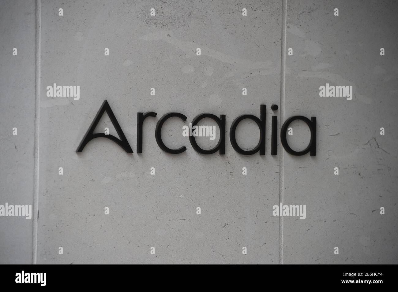 Datei Foto vom 27/11/2020 von einem Schild am Hauptsitz der Arcadia Group auf Berners Street, Central London. Bosse bei Boohoo haben gesagt, dass sie in exklusiven Gesprächen sind, um einige der Überreste von Sir Philip Green's High Street Imperium zu kaufen, da Online-Fashion-Giganten eine Woche lang die Dominanz über ihre stationären Rivalen beenden. Ausgabedatum: Freitag, 29. Januar 2021. Stockfoto