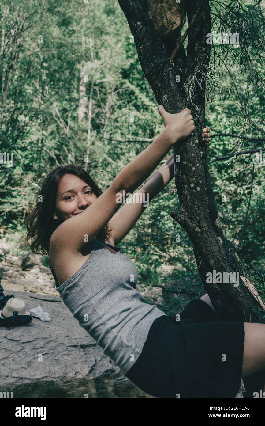 Mädchen hängen von einem Baum mit einer tollen Zeit Stockfoto