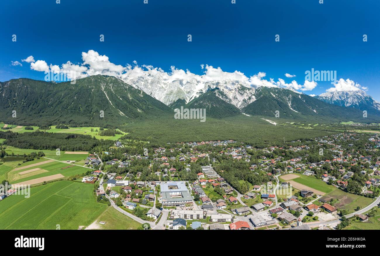 Luftdrohnenaufnahme der mieminger Bergkette im Obermieminger Tal Dorf in Tirol Österreich Stockfoto