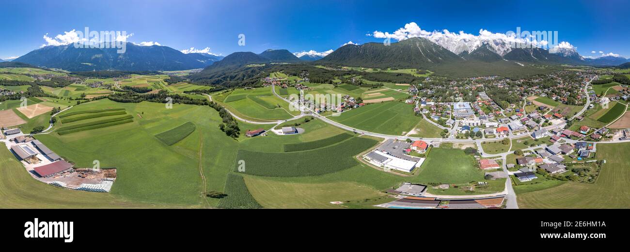360 Panorama Luftaufnahme des mieminger Gebirges in Obermieming Taldorf in Tirol Österreich Stockfoto