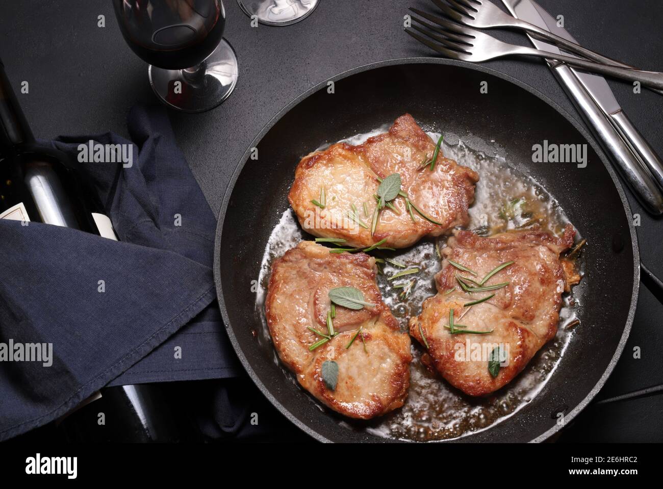 Rindersteaks auf einer Pfanne mit Salbei Kraut gekocht, dunkler Hintergrund. Draufsicht. Stockfoto