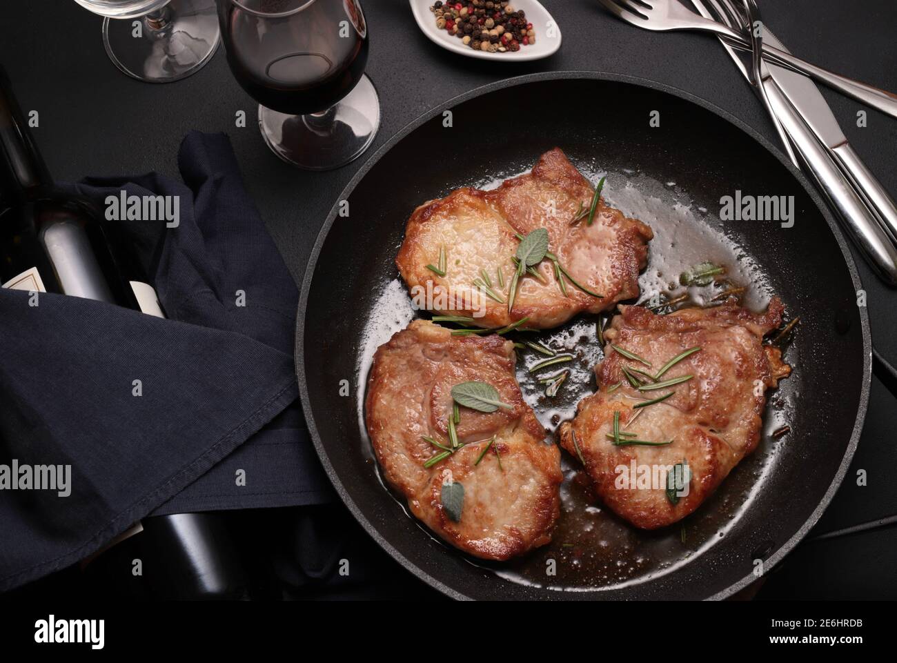 Rindersteaks auf einer Pfanne mit Salbei Kraut gekocht, dunkler Hintergrund. Draufsicht. Stockfoto