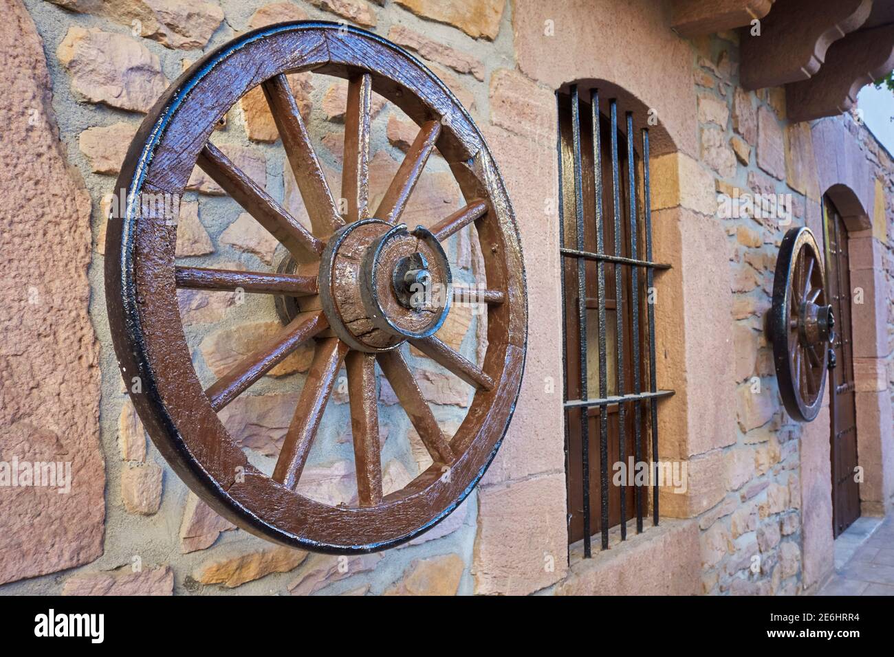 Wagenräder an der Fassade eines typischen baskischen Hauses. Navarra. Spanien. Stockfoto