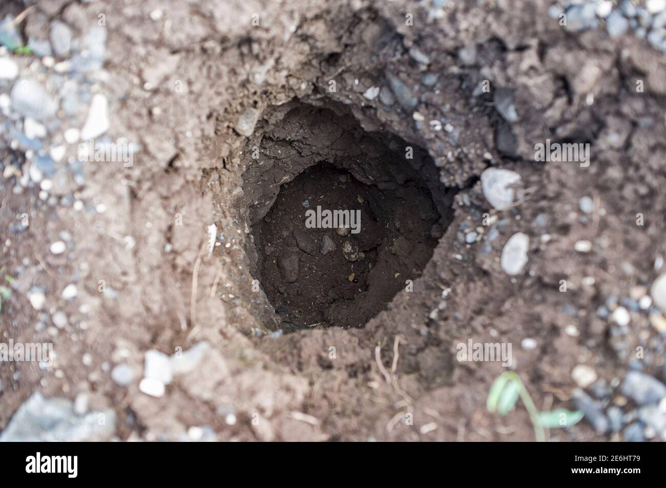 Nahaufnahme eines kleinen runden Lochs auf dem Boden Stockfoto