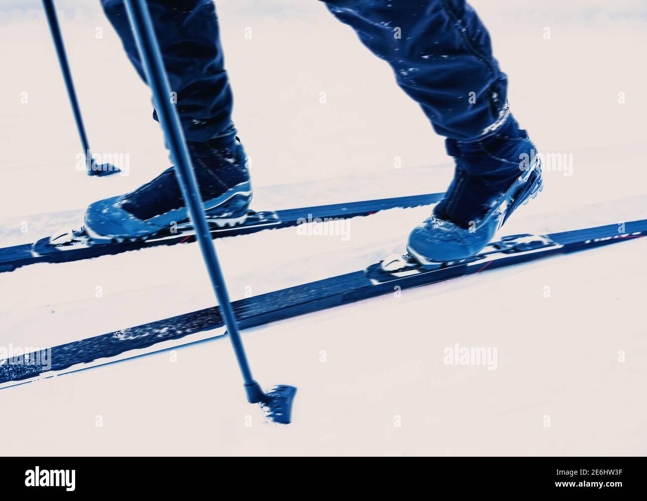 Skilanglauf. Nahaufnahme von Schuhen und Skiern in Bewegung mit Geschwindigkeitsverwacklungen. Stockfoto