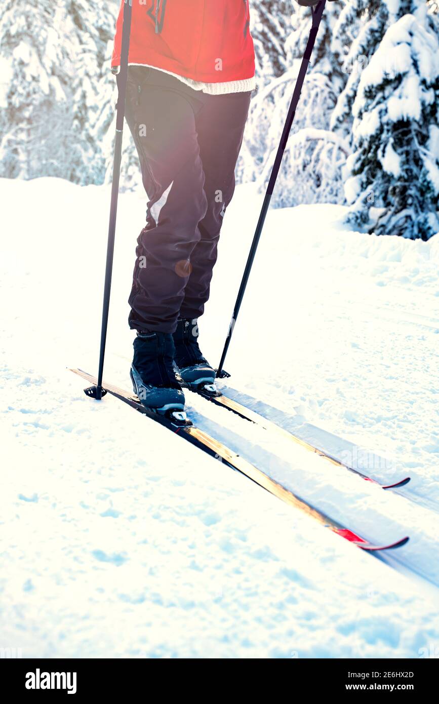 Skilanglauf. Person in Bewegung durch eine Skipiste. Stockfoto