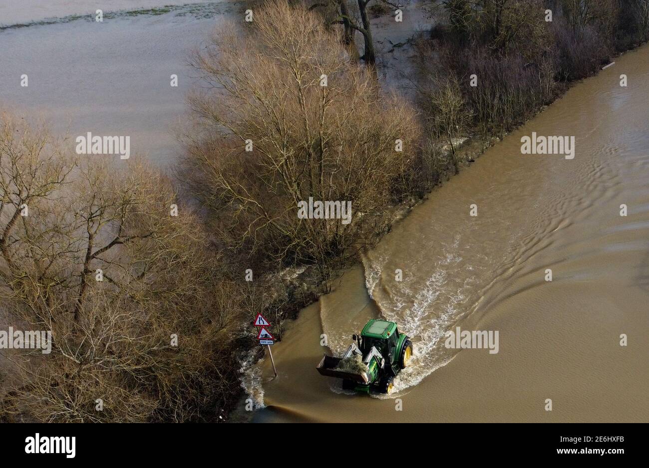 Mount Sorrel, Leicestershire, Großbritannien. Januar 2021. Wetter in Großbritannien. Ein Traktor wird durch Überschwemmungen gefahren, nachdem das Met Office Warnungen für starken Regen und Schnee ausgegeben hat. Credit Darren Staples/Alamy Live News. Stockfoto
