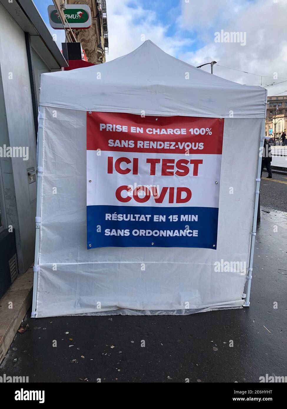 Paris, Frankreich, Französische Apotheke, die Covid-19 Testzentrum kostenlos gibt, Zelt auf der Straße, Schild, frankreich Pandemie, Virustest, Schnelltest Stockfoto