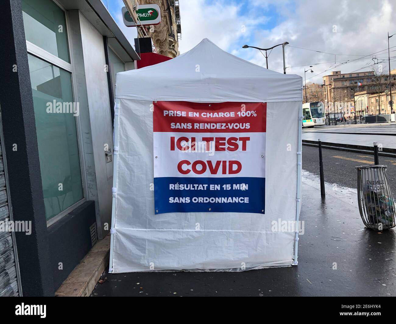 Paris, Frankreich, französisches COVID-19-Testzentrum, Zelt auf der Straße, Schild, frankreich Pandemie, Virus, Herausforderungen im Bereich der öffentlichen Gesundheit Stockfoto