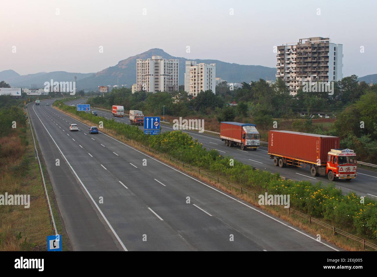 NH-4 Pune Bengaluru Highway, Pune, Maharashtra, Indien. Stockfoto