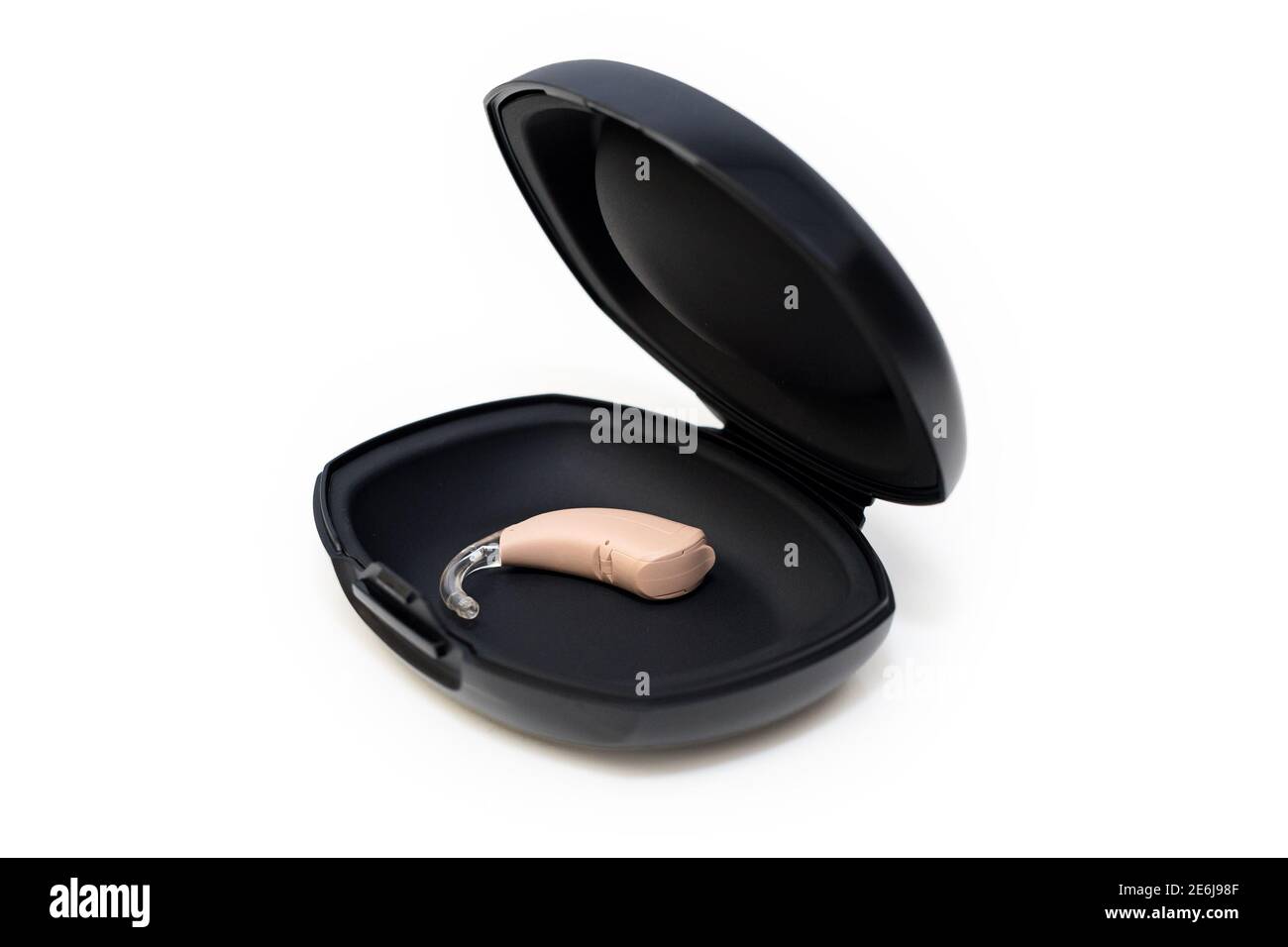 Mikro-Hörgerät. Hörgerät in schwarzer Box auf weißem Hintergrund. Moderne digitale Technologie für gehörlose Menschen. Stockfoto