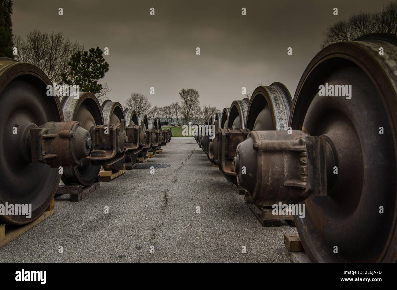 Viele Eisenbahnräder gelagert Stockfoto